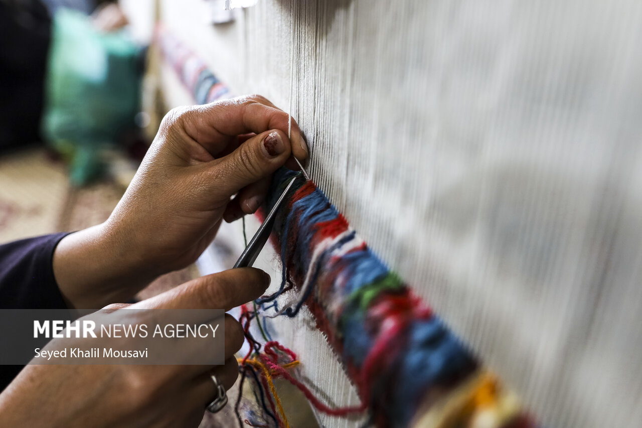 نمایشگاه نیمه کاره فرش قم در آستانه واگذاری؛چشم انتظاری ۲۰ هزار بافنده
