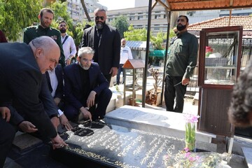 باقري يزور قبر والدة سماحة السيد حسن نصر الله