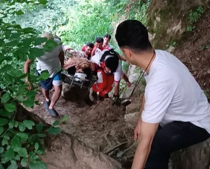 بانویی ۴۰ ساله از آبشار شیر آباد خان ببین سقوط کرد بانویی ۴۰ ساله از آبشار شیر آباد خان ببین سقوط کرد