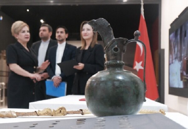 Türkiye'den İran'a 55 tarihi eser teslim edildi Türkiye'den İran'a 55 tarihi eser teslim edildi