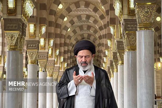 حضور سرپرست حجاج ایرانی در نمازهای جماعت مسجد النبی (ص)