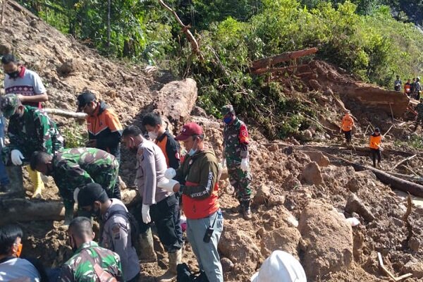 ۱ کشته و ۳ مفقود بر اثر رانش زمین در اندونزی