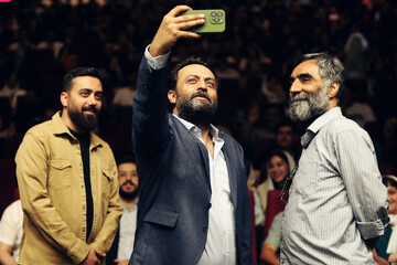 افتتاحیه «عطرآلود» در شیراز برگزار شد/ تماشای یک دوست داشتنِ متفاوت
