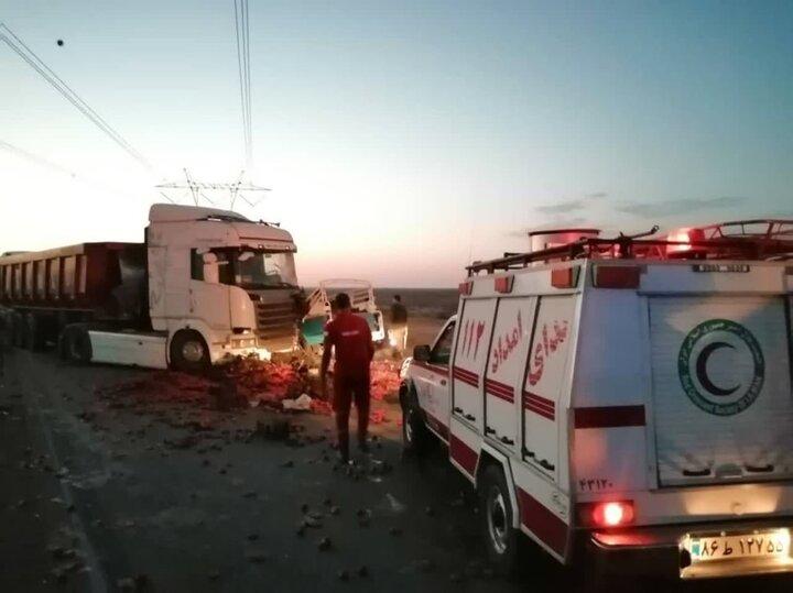 تصادف خودرو نیسان با تریلی در جاده نی‌ریز یک فوتی بر جای گذاشت