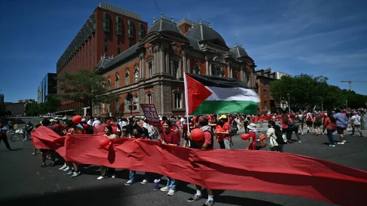 امریکی شہریوں کا ریڈلائن کے ساتھ وائٹ ہاؤس کے سامنے غزہ کے حق میں مظاہرہ