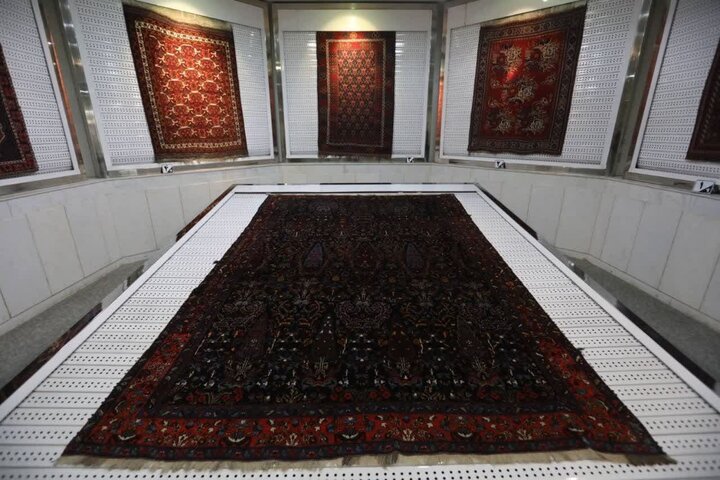 فرش ۹۰ ساله مربوط به دوره قاجاریه در موزه حرم رضوی رونمایی شد