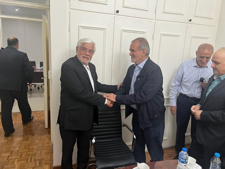 پزشکیان با عارف دیدار کرد پزشکیان با عارف دیدار کرد