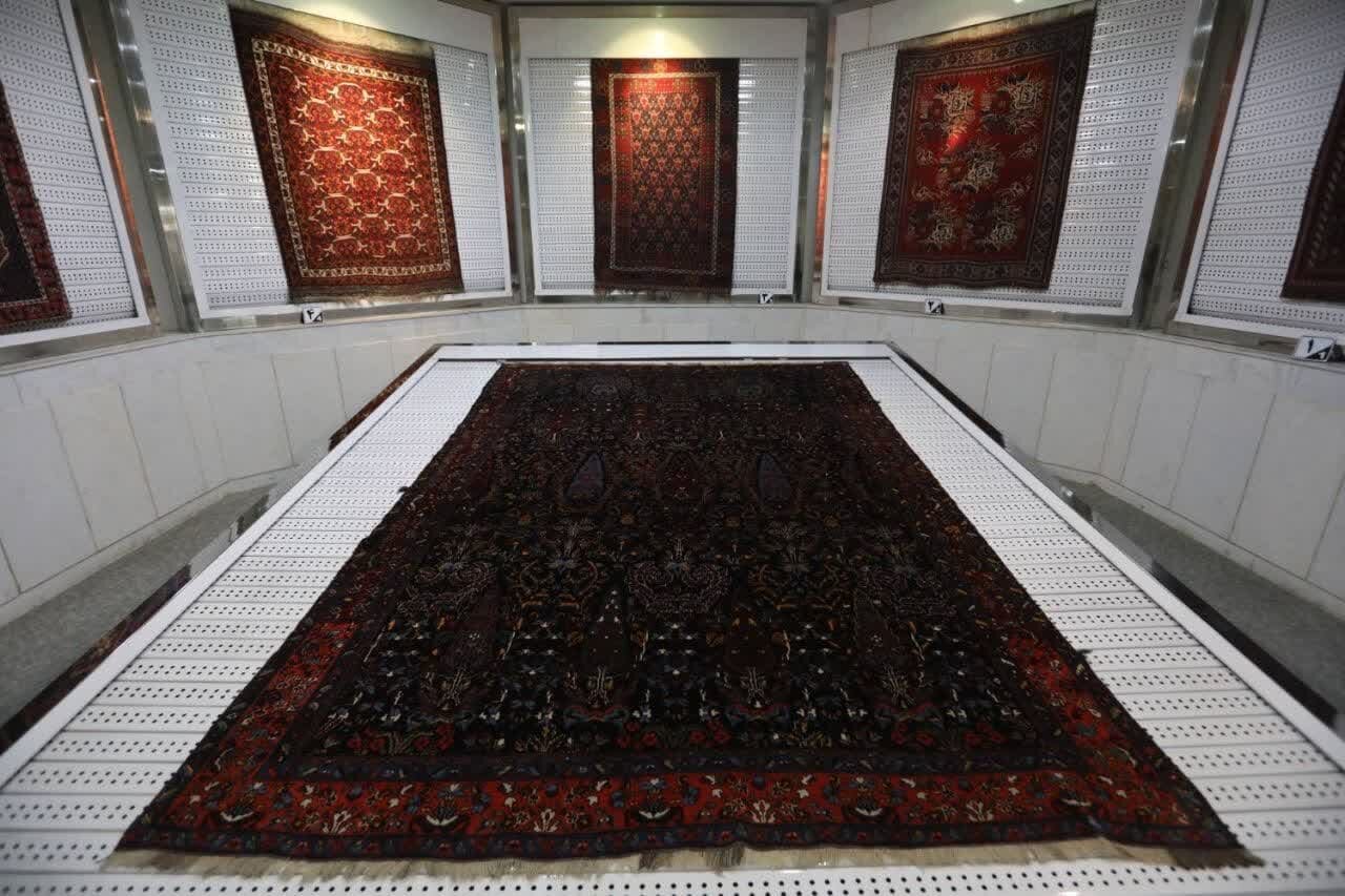 فرش ۹۰ ساله مربوط به دوره قاجاریه در موزه حرم رضوی رونمایی شد فرش ۹۰ ساله مربوط به دوره قاجاریه در موزه حرم رضوی رونمایی شد