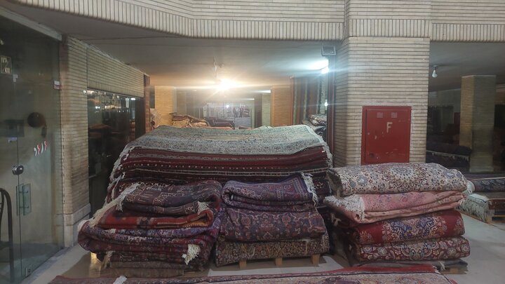 چراغ بیجان حجرههای بازار فرش اصفهان