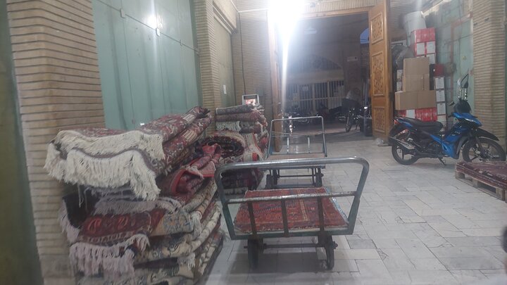 چراغ بیجان حجرههای بازار فرش اصفهان
