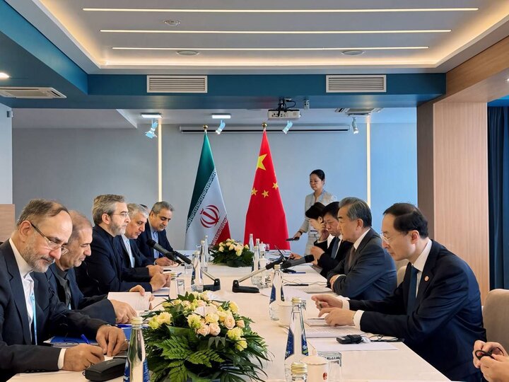 باقري كني يلتقي مع وزير الخارجية الصيني في روسيا