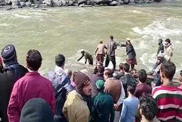 سقوط جیپ به رودخانه در کشمیر با ۶ کشته و ۱۰ نفر مفقودی