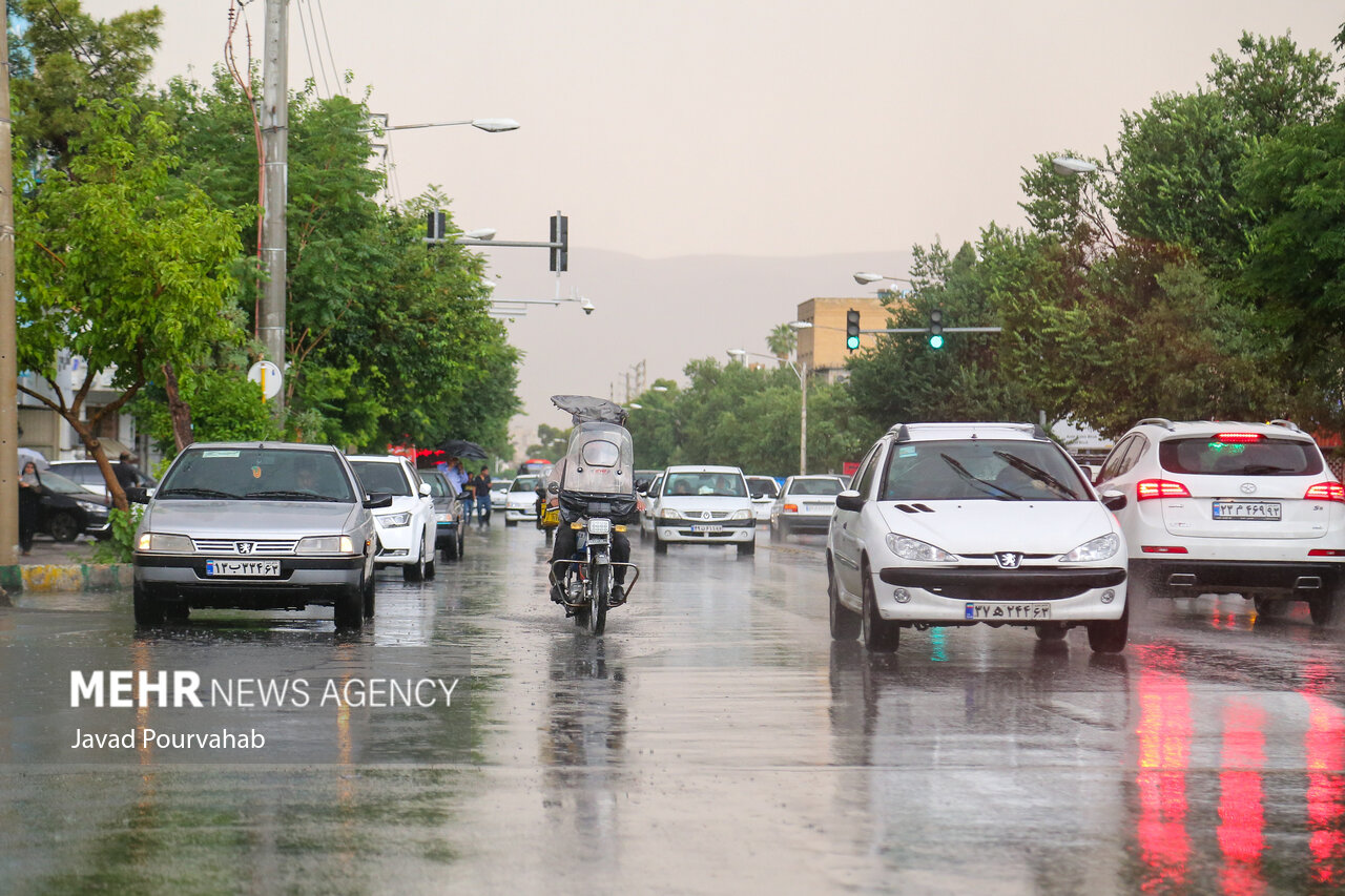 بارش‌های همرفتی تا یکشنبه در اصفهان ادامه دارد/کاهش ۴ درجه ای دما