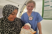 «سناد» اولین نوزاد متولد در بیمارستان صحرایی صلیب سرخ در  رفح