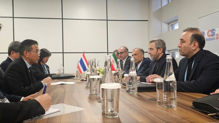 وزير الخارجية الايراني يلتقي نظيره التايلاندي على هامش اجتماع بريكس
