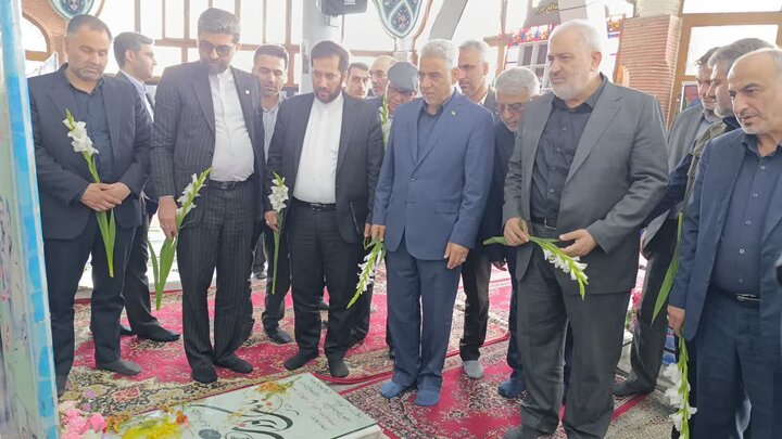  وزیر صمت به مقام شامخ شهدا در رشت ادای احترام کرد