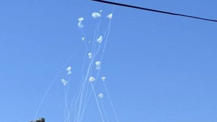 صفارات الإنذار لا تتوقف في جميع أنحاء شمال إسرائيل بعد تعرضها لأكثر من 100 صاروخ