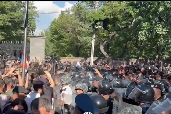 درگیری معترضان با پلیس مقابل پارلمان ارمنستان+ فیلم