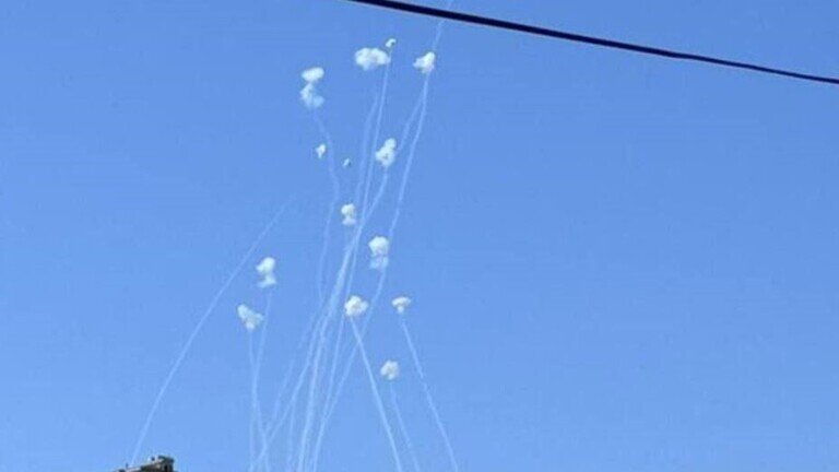 صفارات الإنذار لا تتوقف في جميع أنحاء شمال إسرائيل بعد تعرضها لأكثر من 100 صاروخ
