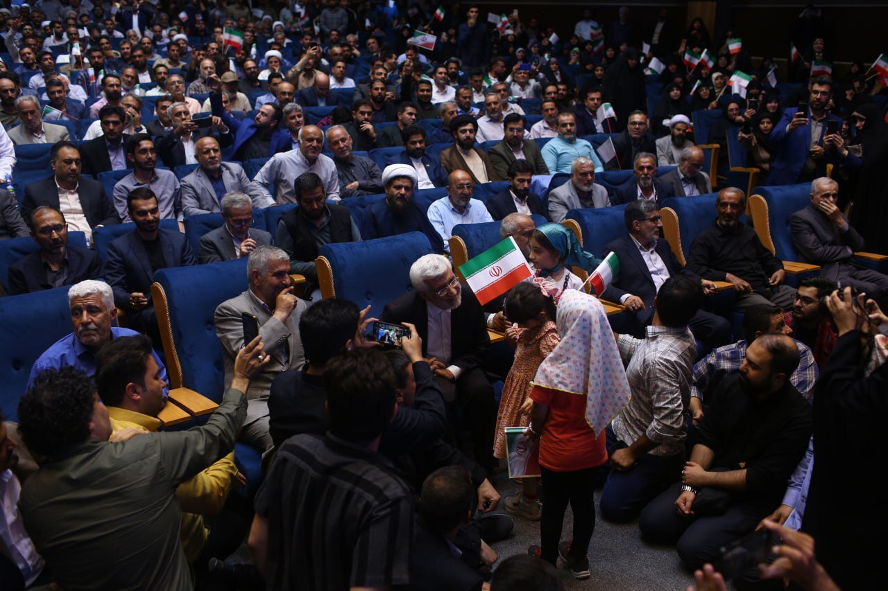 گفتمانی که شهید رئیسی آغاز کرد با قدرت ادامه میدهیم