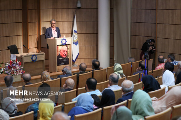 حسن انوری کدام یک از آثارش را دوست دارد؟/آذربایجان پاره تن ایران