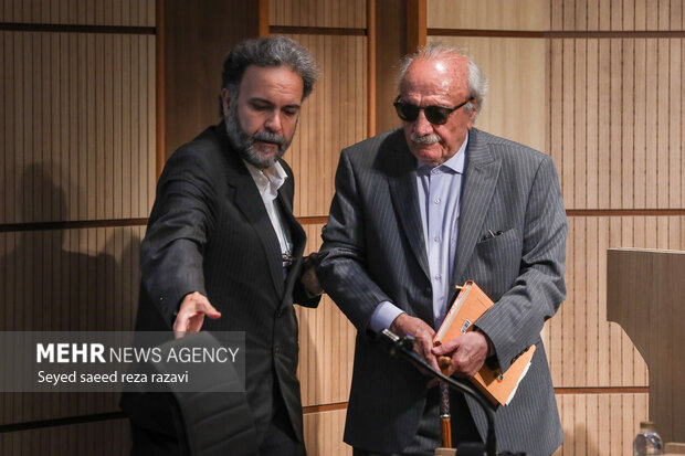 حسن انوری کدام یک از آثارش را دوست دارد؟/آذربایجان پاره تن ایران