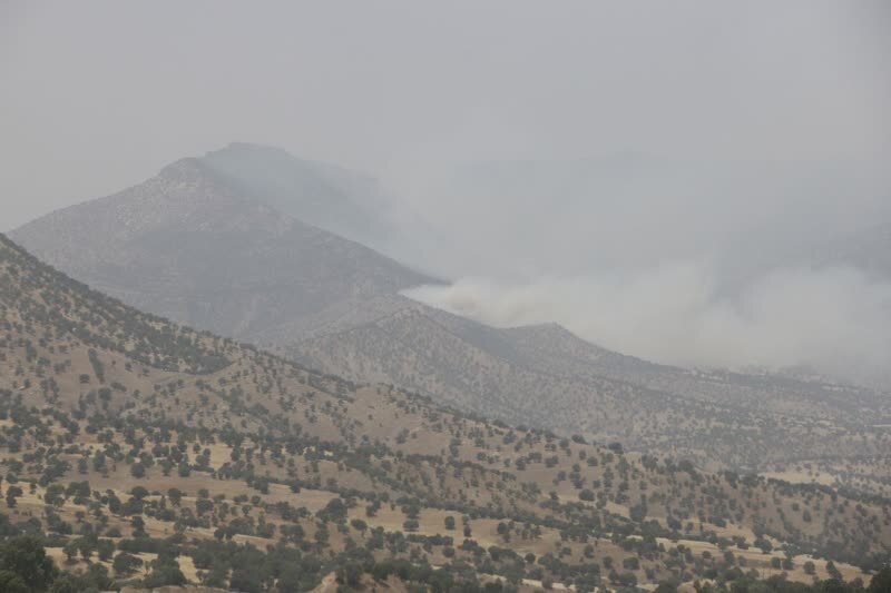 استقرار یک فروند بالگرد برای مهار آتش‌سوزی جنگل‌های لرستان