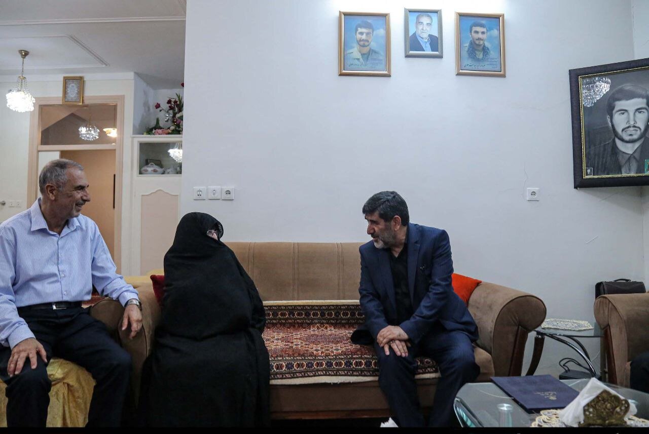 دیدار سرپرست استانداری آذربایجان شرقی با مادر شهیدان در سراب