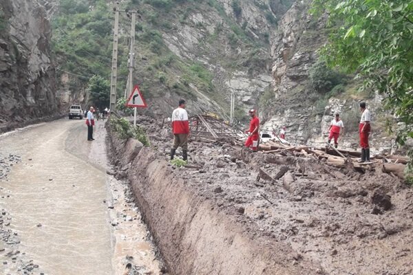 تلاش برای نجات ۳ مفقودی سیلاب جاده چالوس