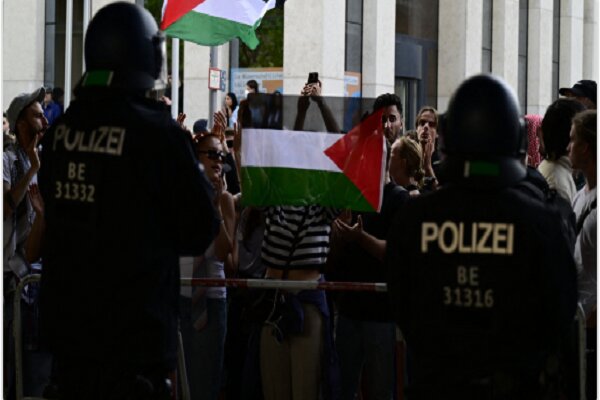 German scholars urge min. to resign over Palestine sanctions