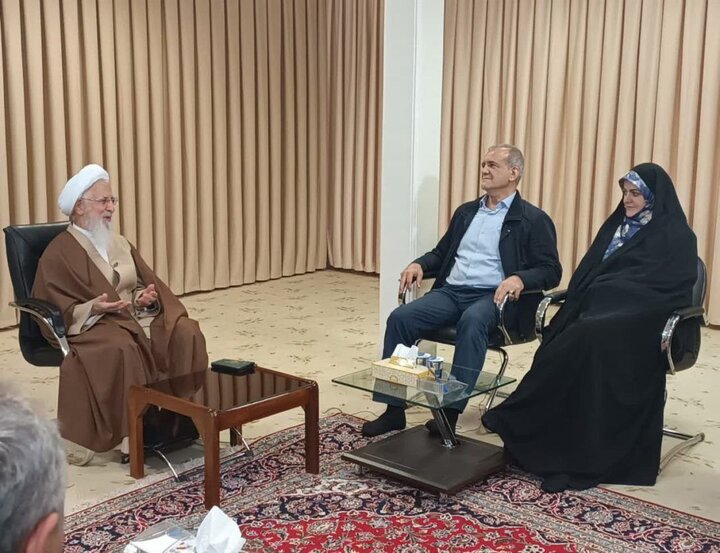 Cumhurbaşkanı adayı Pezeşkiyan, büyük İslam alimleri ile görüştü