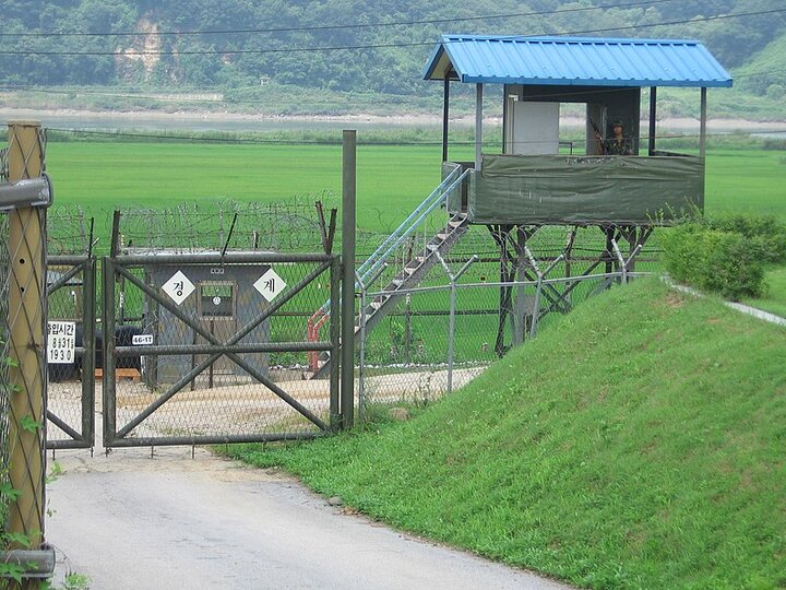 کره شمالی در منطقه غیرنظامی در حال ساخت دیوار و حفر زمین است!
