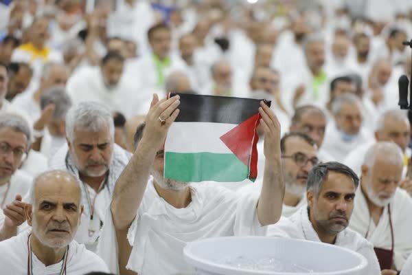 الحجاج الایرانی يرفعون العلم الفلسطيني في مراسم اعلان البراءة فی عرفات+ صورة