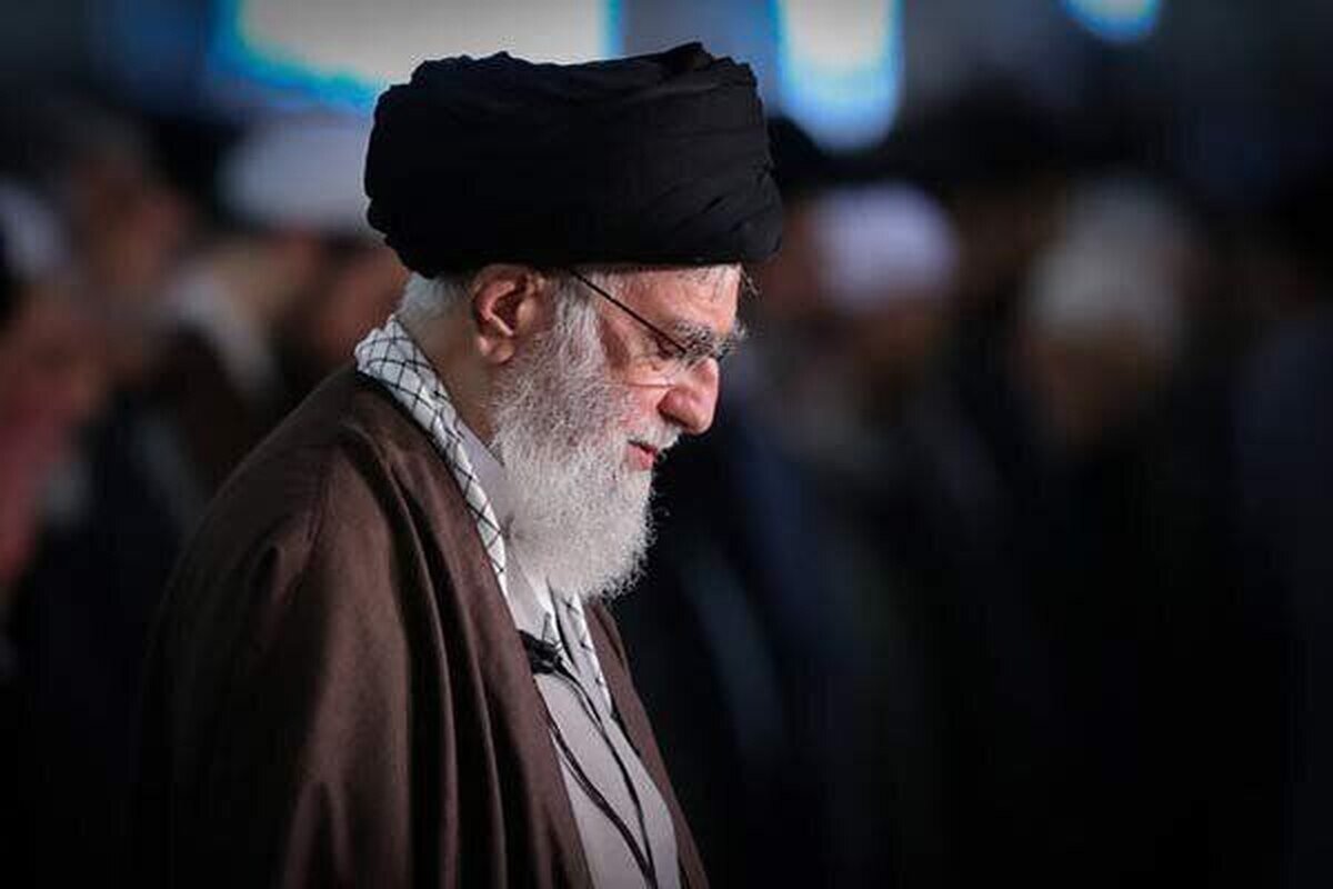 اقامه نماز ظهر جمعی ازمدال‌آوران علمی ایران به امامت رهبر انقلاب