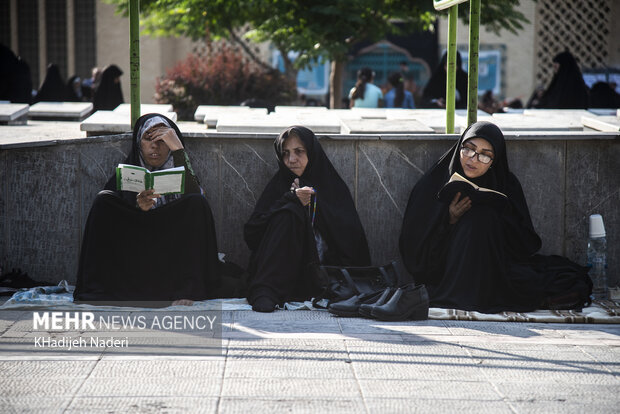 طنین دعای پرفیض عرفه در اصفهان