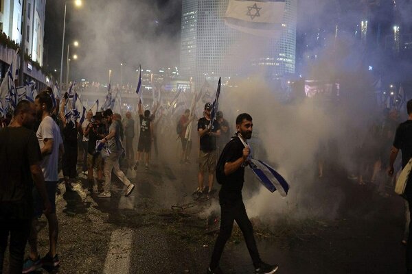حمله پلیس اسرائیل به معترضان با ماشین آب‌پاش