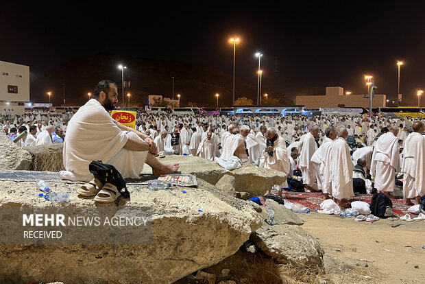 وقوف زائران بیت‌الله‌الحرام در سرزمین مشعرالحرام