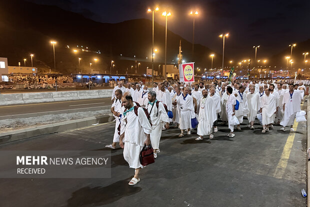 وقوف زائران بیت‌الله‌الحرام در سرزمین مشعرالحرام