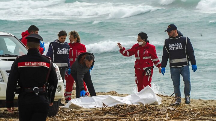 غرق شدن کشتی حامل مهاجران در جنوب ایتالیا با ۱۱قربانی و ۶۰ مفقودی