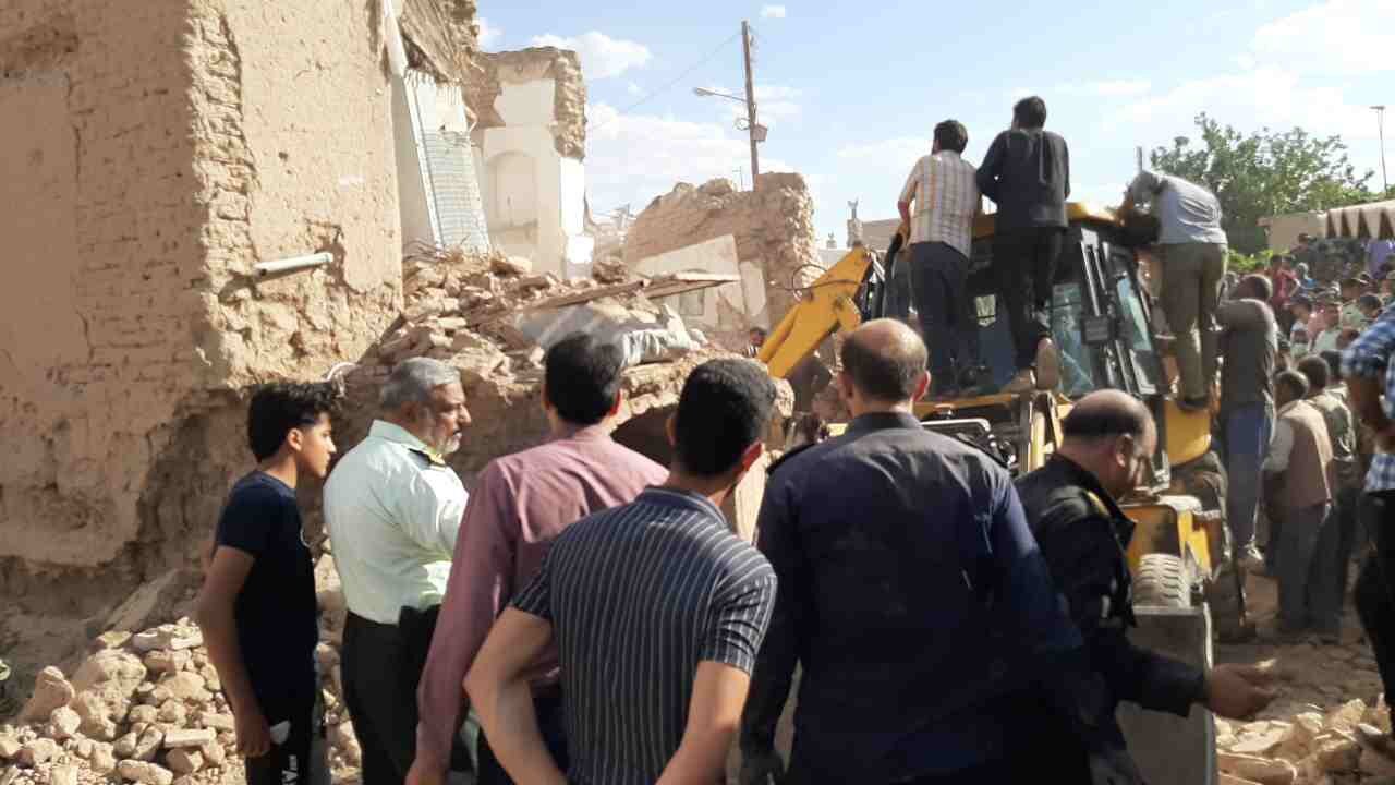 تصاویری از عملیات آواربرداری در روستای زلزله زده «زنده جان» کاشمر