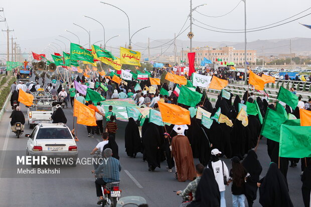 شادپیمایی ۷ کیلومتری قمی ها از حرم حضرت معصومه (س) تا مسجد جمکران