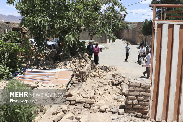 بازدید دبیرکل جمعیت هلال احمر از مناطق زلزله زده کاشمر 
