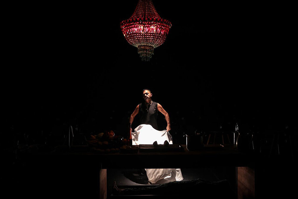 «امشب به صرف بورش و خون» نمایشی که مدیون بازیگران خود است