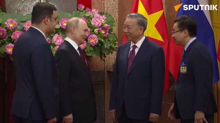 پوتین با استقبال همتای ویتنامی وارد کاخ ریاست جمهوری هانوی شد