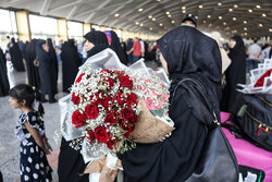 Iranian hajj pilgrims return home