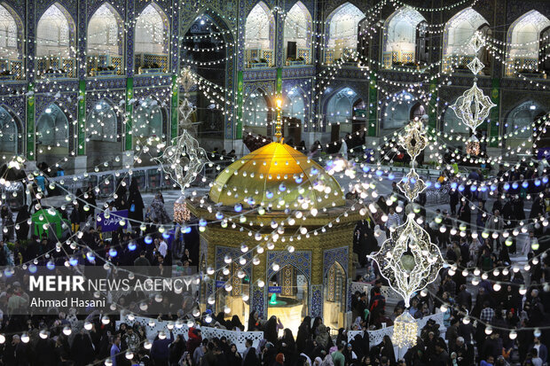 İmam Rıza'nın (a.s) kutsal türbesi renkli bayraklarla süslendi İmam Rıza'nın (a.s) kutsal türbesi renkli bayraklarla süslendi