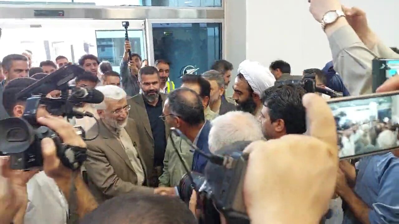 استقبال مردم اصفهان از سعید جلیلی در فرودگاه اصفهان