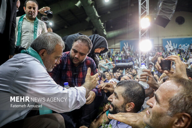 اجتماع هواداران مسعود پزشکیان در ورزشگاه شهید شیرودی