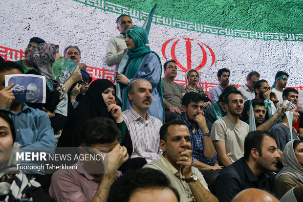 اجتماع هواداران مسعود پزشکیان در ورزشگاه شهید شیرودی