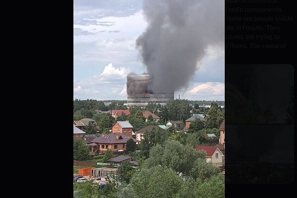 یک ساختمان اداری در مسکو طعمه حریق شد/انفجار در یکی از طبقات+فیلم